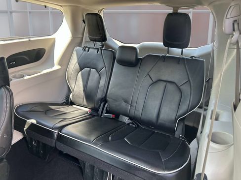 Used 2023 Chrysler Pacifica Limited FWD image 27