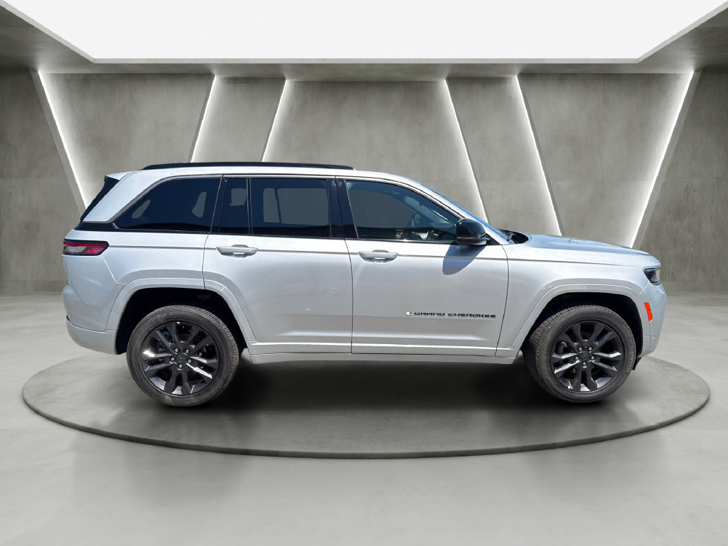 Used 2026 Jeep Grand Cherokee Limited AWD/4WD image 7