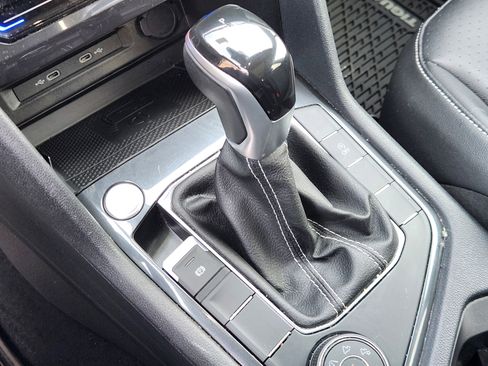 Certified 2022 Volkswagen Tiguan SE image 12