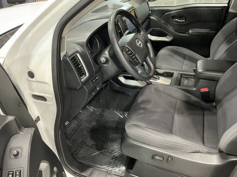 Used 2023 Nissan Frontier SV image 3
