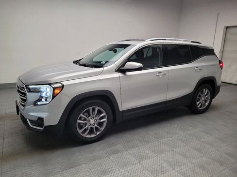 Used 2022 GMC Terrain SLT w/ Infotainment Package II FWD image 2