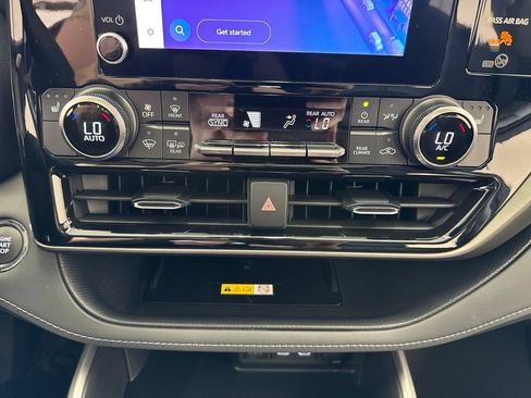 Used 2023 Toyota Highlander XLE AWD/4WD image 28