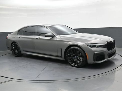 Used 2022 BMW 750i xDrive w/ Executive Package image 2