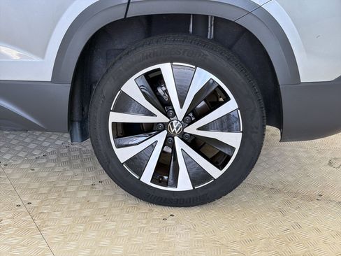 Used 2024 Volkswagen Taos SE FWD image 12