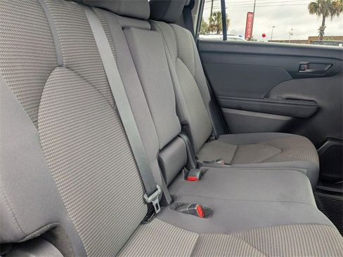 Certified 2024 Toyota Highlander LE image 30