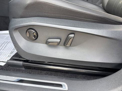 Used 2024 Volkswagen Tiguan SE R-Line image 21