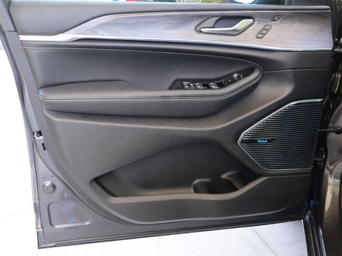 New 2023 Jeep Grand Cherokee Overland w/ Luxury Tech Group IV image 21