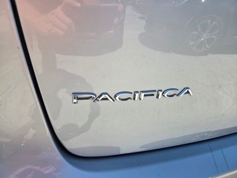 Certified 2024 Chrysler Pacifica Touring-L FWD image 5