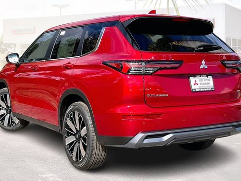 Used 2026 Mitsubishi Outlander SE FWD image 3