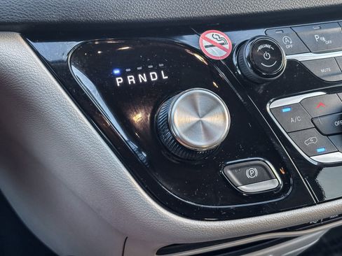 Used 2023 Chrysler Pacifica Touring-L image 25