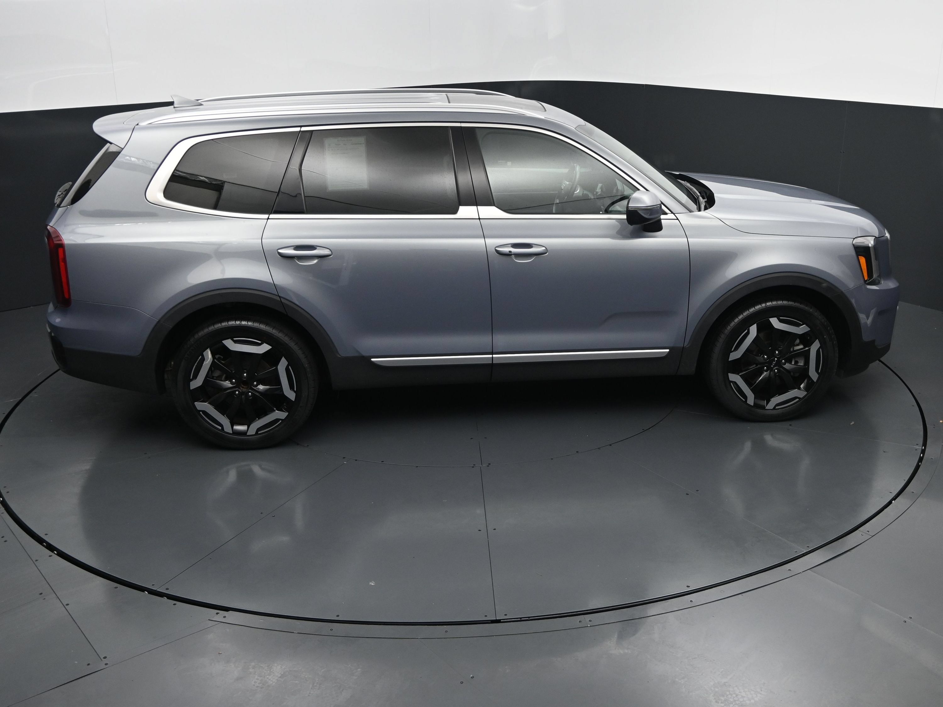 Used 2025 Kia Telluride S FWD image 33