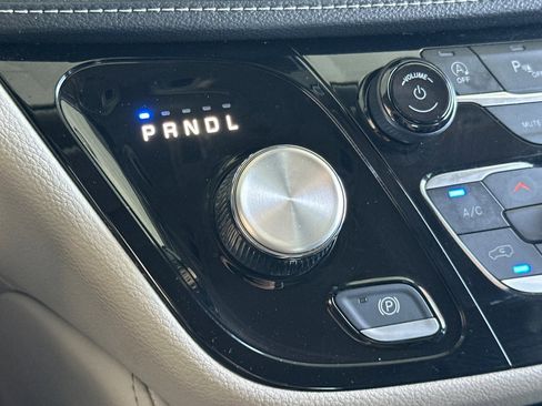 Certified 2023 Chrysler Pacifica Limited image 23