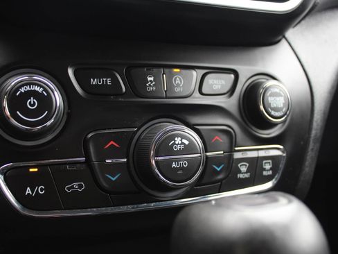 Used 2019 Jeep Cherokee Limited image 31