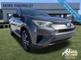 Used 2018 Toyota RAV4 LE video 3