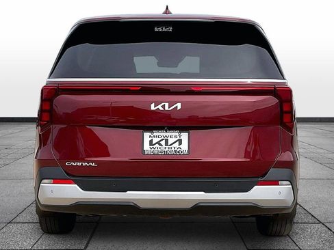 Used 2025 Kia Carnival image 4