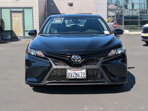 Used 2021 Toyota Camry SE image 2