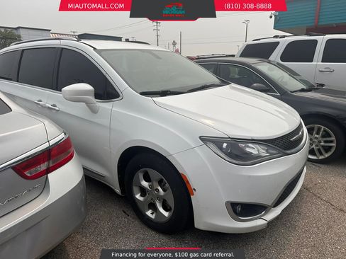 Used 2017 Chrysler Pacifica Touring-L Plus FWD image 3