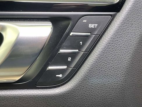 Certified 2025 Porsche Macan AWD/4WD image 37