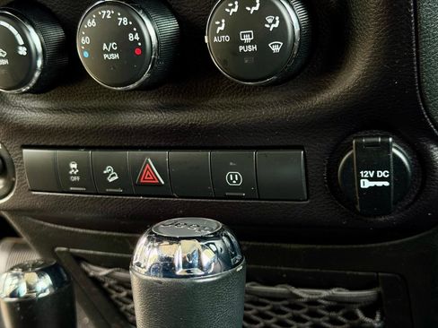 Used 2015 Jeep Wrangler Unlimited Sahara w/ Connectivity Group AWD/4WD image 44
