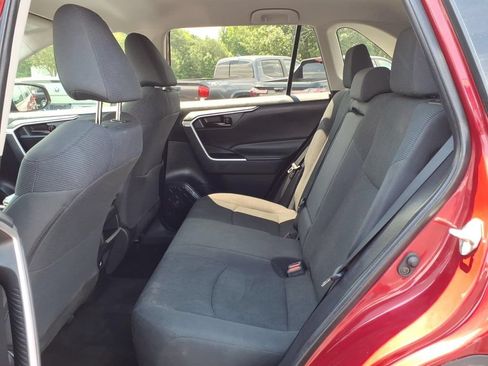 Used 2019 Toyota RAV4 LE FWD image 4