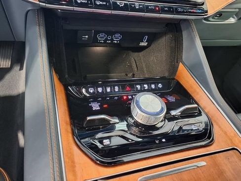 Used 2022 Jeep Grand Wagoneer Series II AWD/4WD image 15
