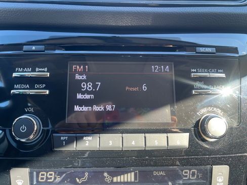 Used 2017 Nissan Rogue SV w/ Midnight Edition image 17