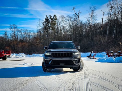 New 2025 Jeep Grand Cherokee Limited image 9