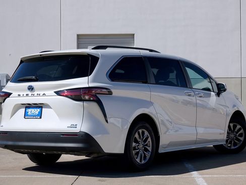 Used 2021 Toyota Sienna XLE w/ XLE Plus Package image 3