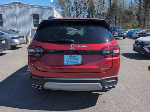 Used 2025 Honda Pilot Touring image 6