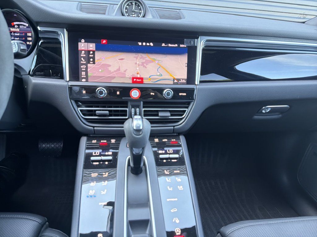 Certified 2026 Porsche Macan AWD/4WD image 19