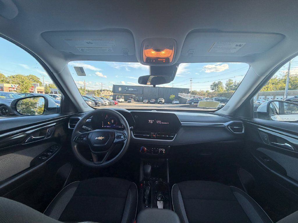Used 2025 Chevrolet TrailBlazer LT AWD/4WD image 14