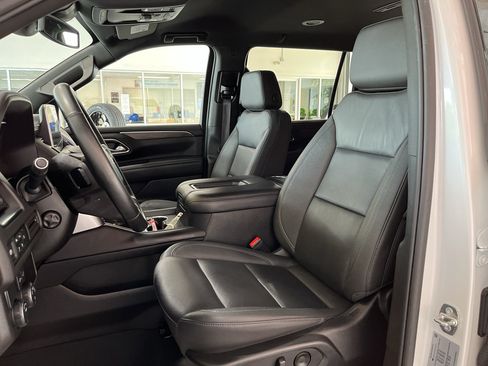 Used 2024 Chevrolet Suburban LT w/ Luxury Package RWD image 13