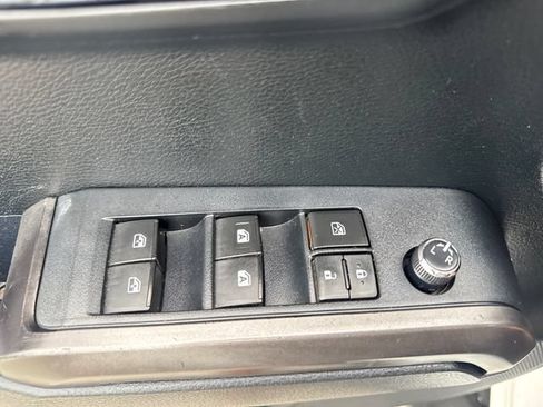 Used 2017 Toyota Tacoma SR5 AWD/4WD image 23