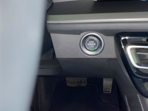 Used 2025 Chevrolet Traverse LT FWD image 6