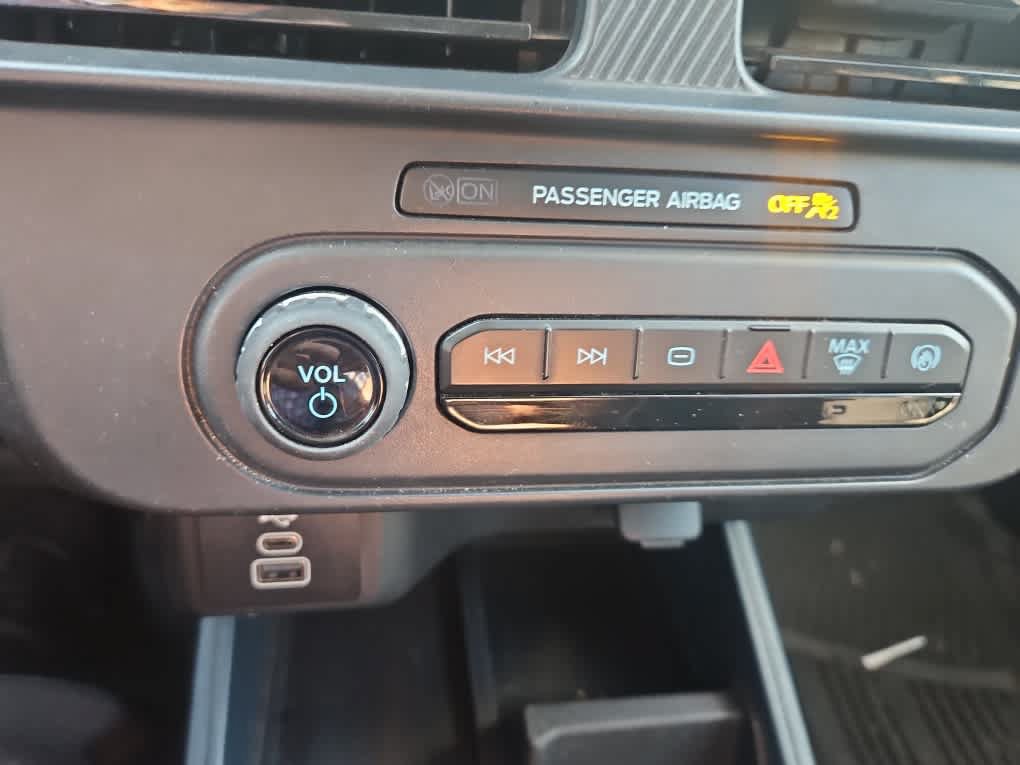 Certified 2025 Ford Maverick XL FWD image 17