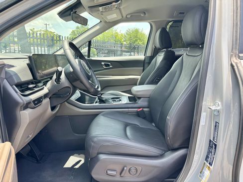 Used 2025 Kia Carnival EX FWD image 9