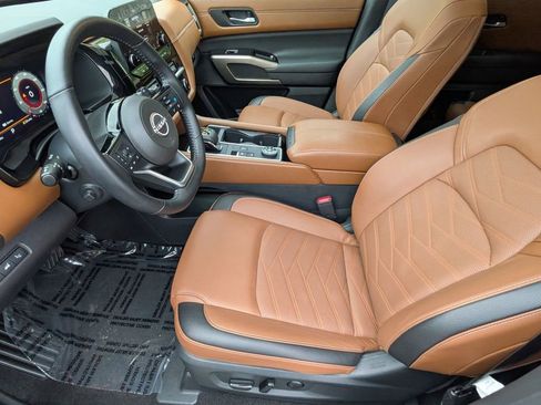 Used 2025 Nissan Pathfinder Platinum AWD/4WD image 11
