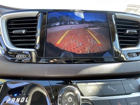 Used 2018 Chrysler Pacifica Touring Plus image 21