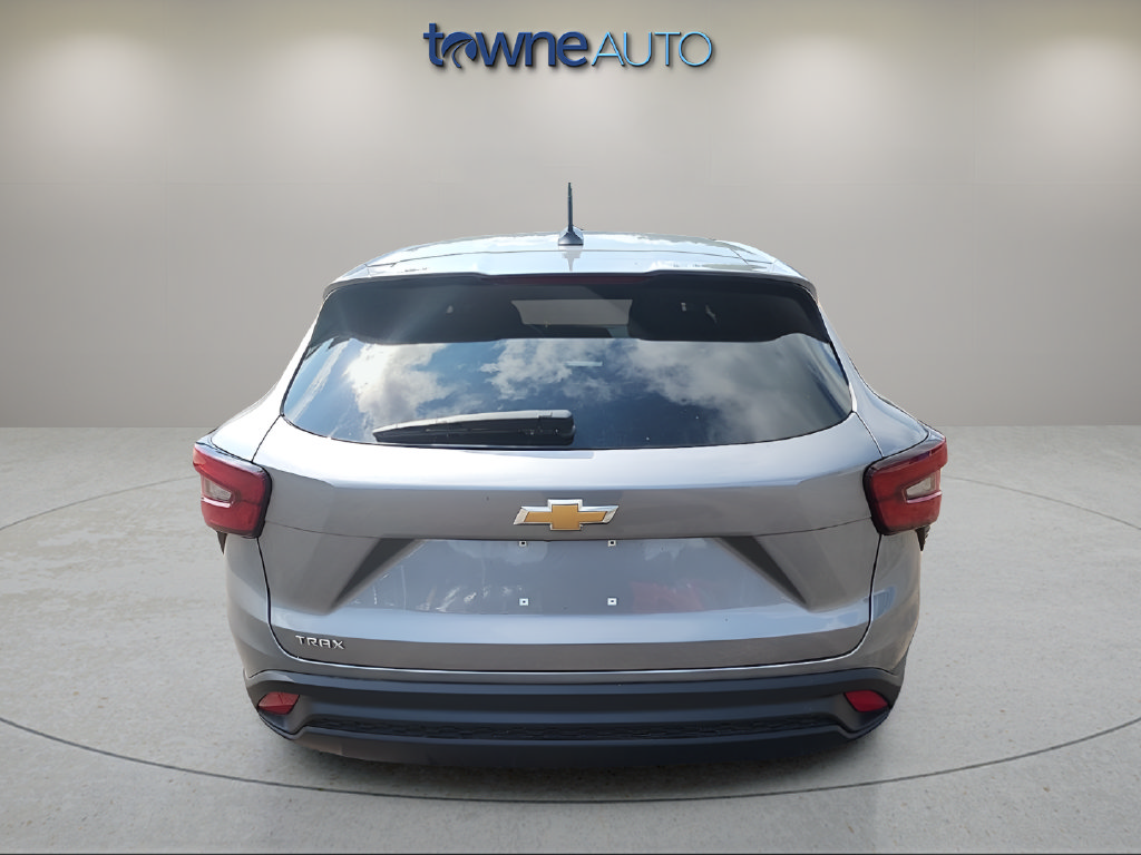 Used 2024 Chevrolet Trax LS w/ LS Convenience Package FWD image 4