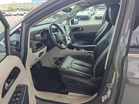 Used 2023 Chrysler Pacifica Limited FWD image 3
