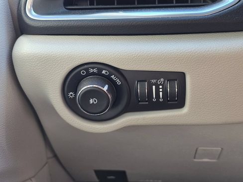 Used 2017 Chrysler Pacifica Touring-L Plus FWD image 8