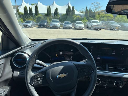 Used 2025 Chevrolet Trax LT FWD image 33