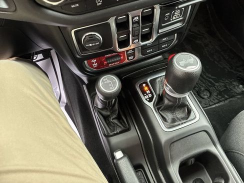 Used 2024 Jeep Wrangler Unlimited Rubicon w/ Technology Group AWD/4WD image 18