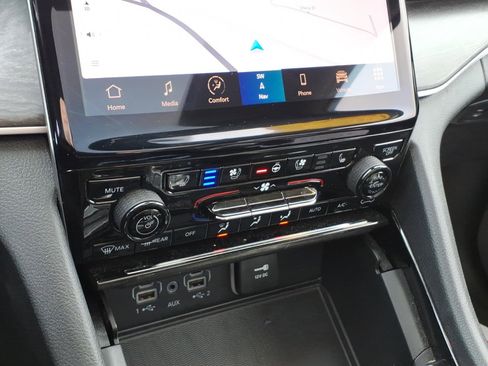 Used 2023 Jeep Grand Cherokee L Limited w/ Luxury Tech Group II image 22