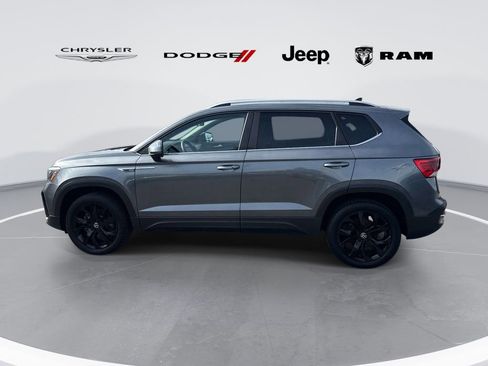 Used 2022 Volkswagen Taos SE w/ Panoramic Sunroof Package FWD image 4