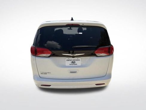 Used 2022 Chrysler Voyager LX FWD image 4
