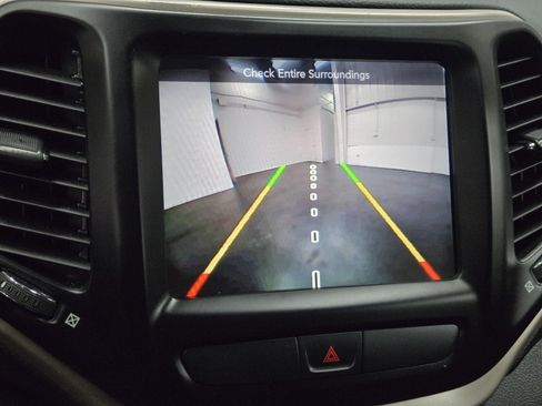 Used 2016 Jeep Cherokee Latitude w/ Comfort/Convenience Group FWD image 17