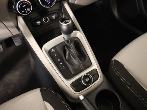 Used 2025 Hyundai Venue SEL image 7