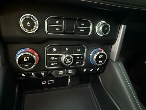 Used 2024 GMC Yukon SLT image 21