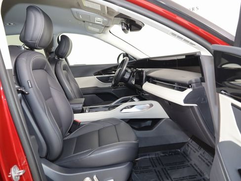 Used 2025 Lincoln Nautilus Premier image 13